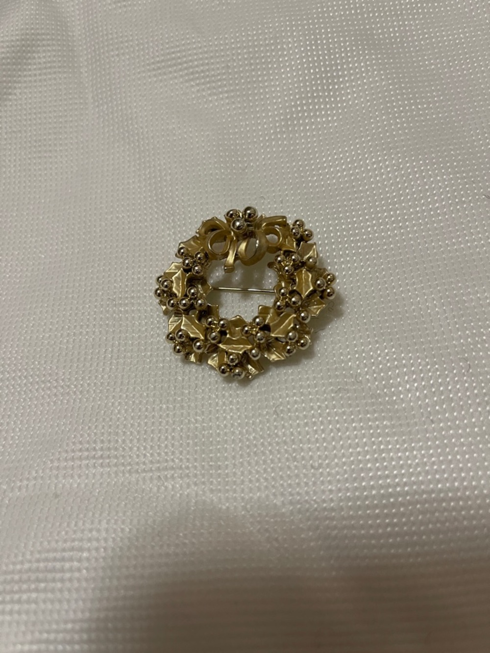 Gold wreath brooch excellent condition